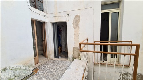 Indipendente, Parzialmente Ristrutturato, con Locale